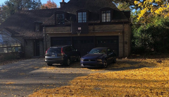 Charming Carriage house apartment in prime location + Free Parking