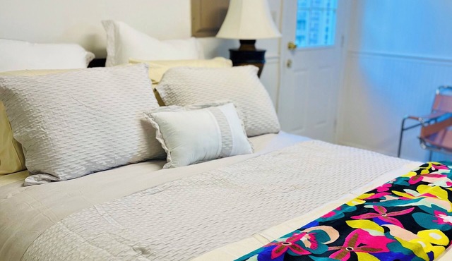 Charming Carriage House Close to Daffin Park