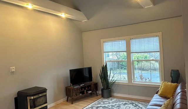 Charming carriage house in Ashland near downtown