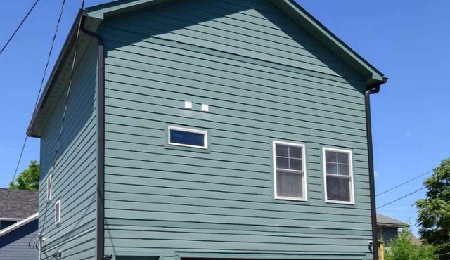 Charming Carriage house in Popular Bates Hendricks