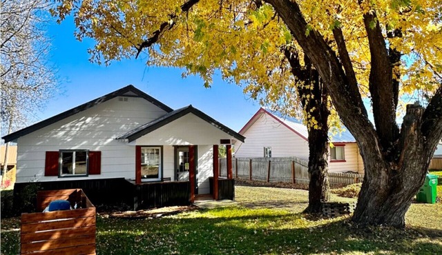 Charming Cascade Cabin: Large Yard, Near Downtown!