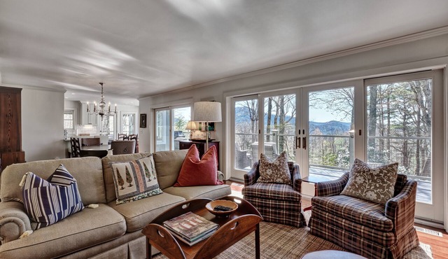 Charming Cashiers Cottage with View of Chimney Rock Adjoining High Hampton