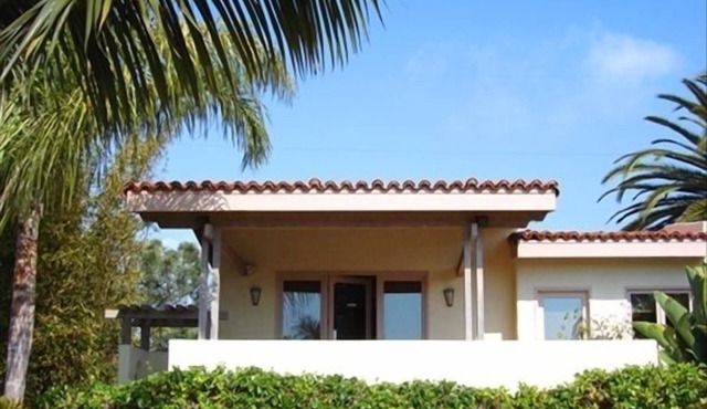 Charming Casita in Sleepy Beach Community
