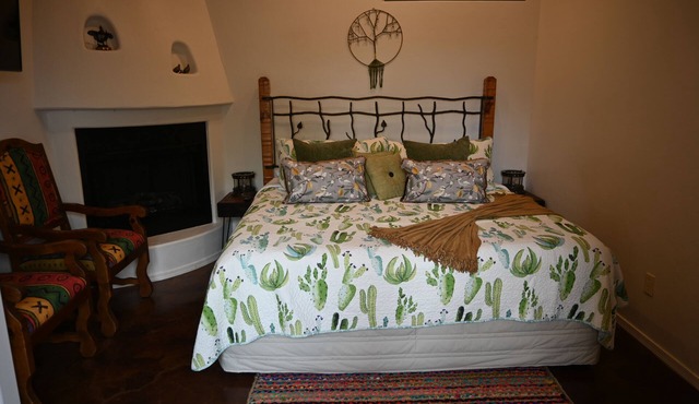 Charming Casita with private entry and porch. Enjoy the Sonoran Desert Serenity.