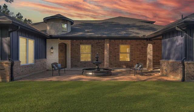 Charming Casita with Kitchen and Bath on Lake Apache in serene Stagecoach, TX