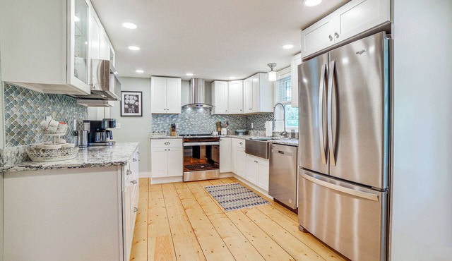 Charming Cavendish Cottage: All-Season Retreat!