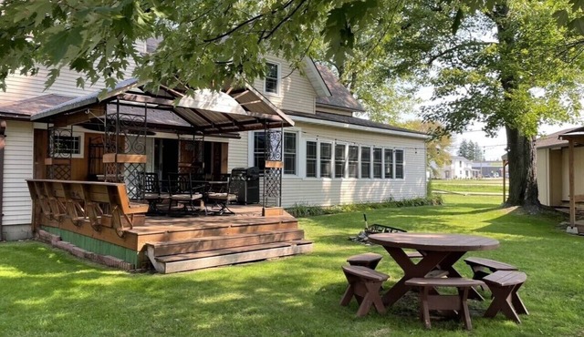 Charming Cecil Cottage Next To Landing!