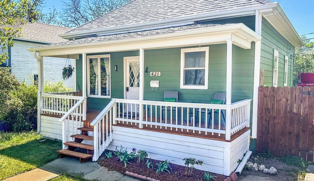 Charming Centennial Cottage-Downtown!