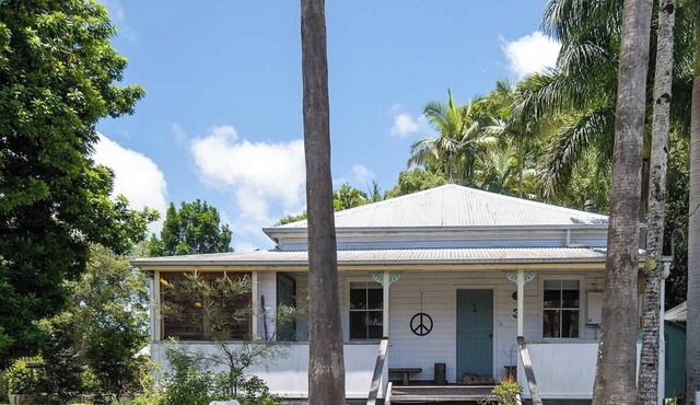 Charming Central Bangalow Stay – Pet Friendly