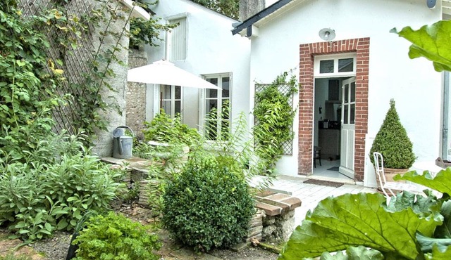 Charming Central Blois Cottage: Terrace, Private Garage, Modern Amenities Included