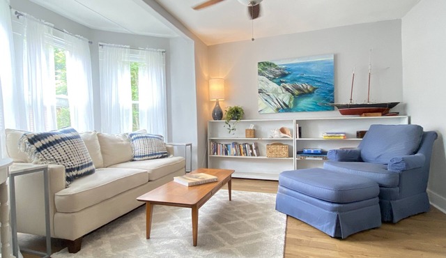 Charming, Central Jamestown Cottage, walk to town/beach!