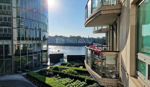 Charming Central London Riverside Apartment – Steps from the Heart of the City