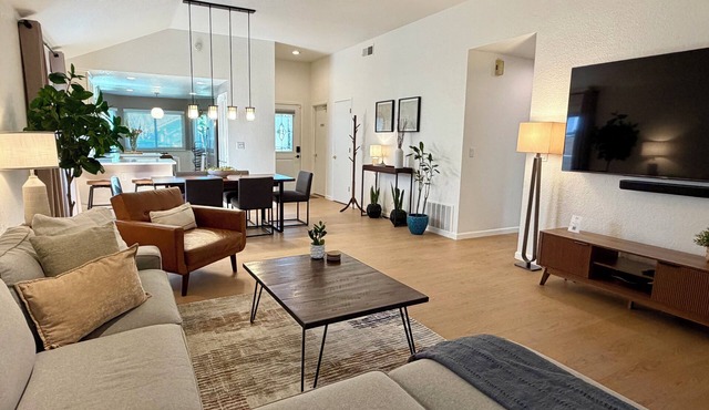 Charming Central Retreat Near Airport & Downtown