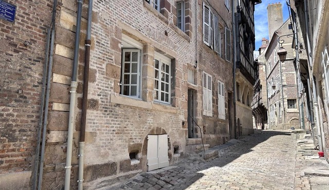 Charming Central Studio with Terrace, Near Historical Sites, Fully Equipped, Sleeps 2, Free Wi-Fi