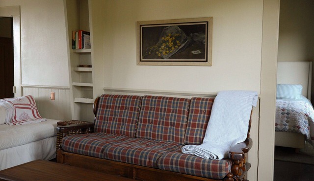 Charming centrally-located 3-bedroom cottage on the coast with Albion river view