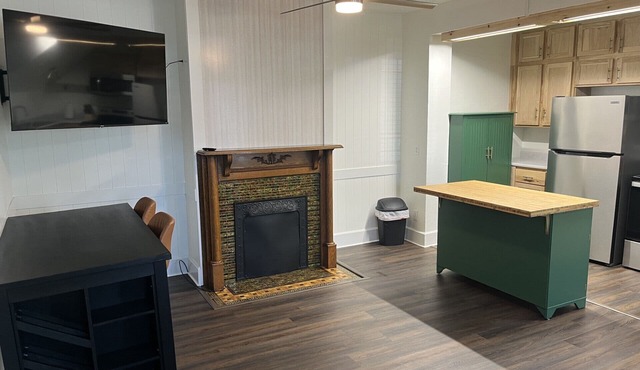 Charming centrally located 1-bedroom apartment in Newark with WiFi.