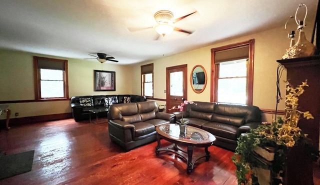Charming century log home steps away from Lake & cross the park
