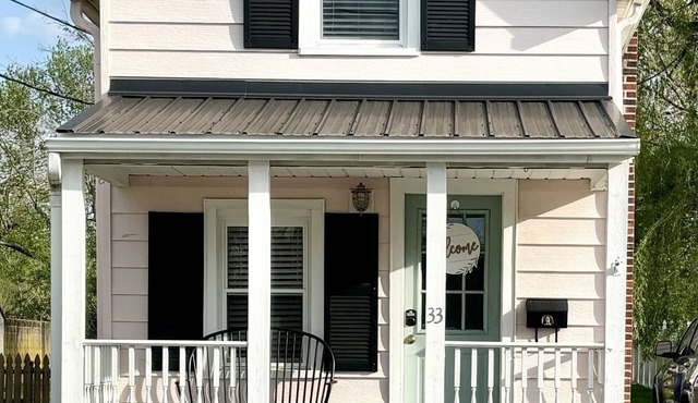 Charming century-old tiny home in historic town with gym membership included!