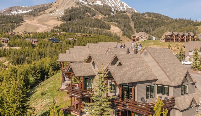 Charming Chalet! Amazing Views, Ski-In/Ski-out, Hot Tub, 7 Min Drive to Resort!