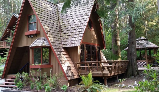 Charming Chalet-Amazing Cedar Soaking Tub-One Night Stays in May-Owner Managed