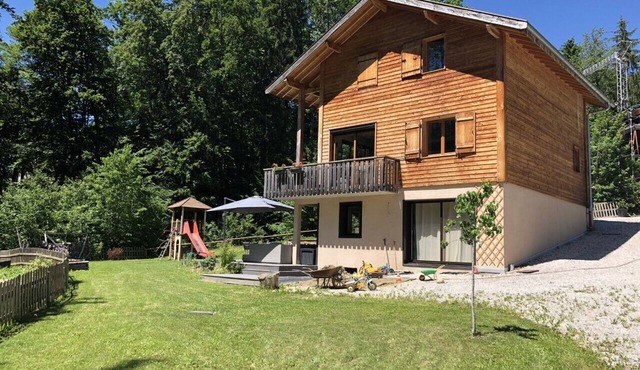 Charming chalet between lake and mountains