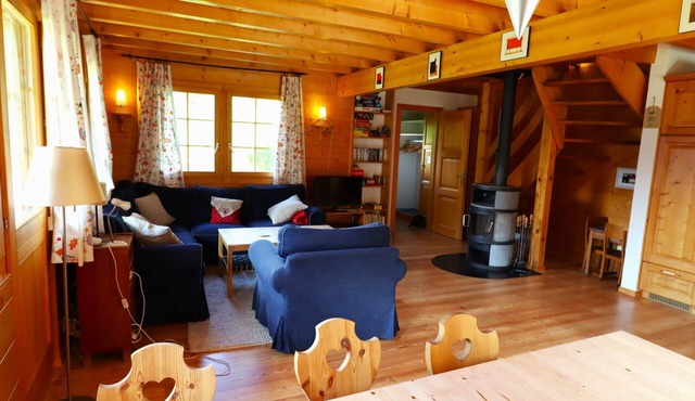 Charming chalet for 8 people with a large terrace and a balcony with garden furniture.Interior : app