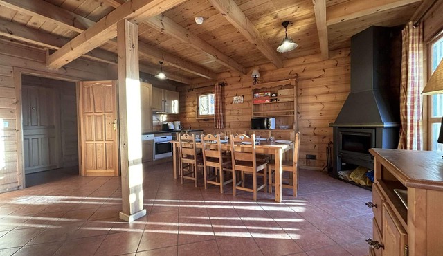 Charming Chalet for 8 with Pool, Terrace, and Mountain Views near Fontettes Lift