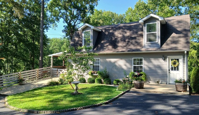 Charming Chalet.In Bowling Green