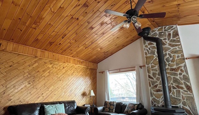 Charming Chalet in Mansonville, QC – Lake View & Pet-Friendly | 31+ Day Rental
