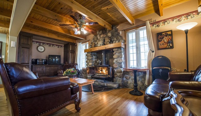 Charming chalet in Montebello with River view