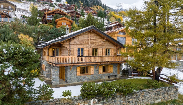 Charming chalet located in Patier, with a south facing terrace offering wonderful views.*Ups