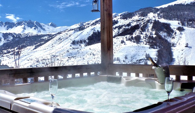 CHARMING CHALET, MOUNTAIN VIEW AND SKI SLOPES JACUZZI HAMMAM SAUNA TABLE SOCCER