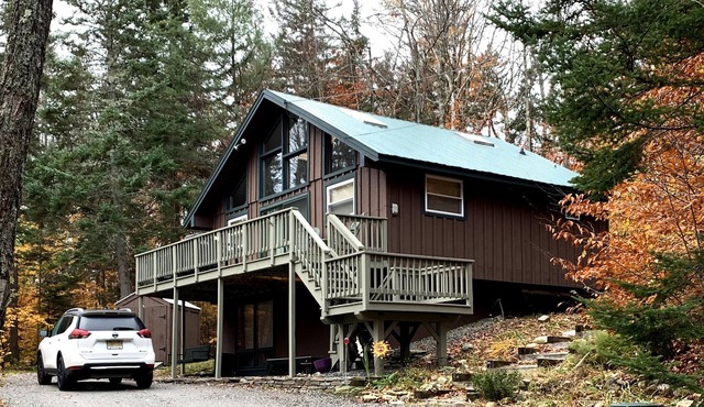 Charming Chalet nestled in the woods of Stratton, close to ski resorts & more