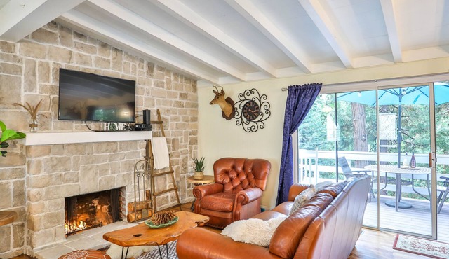 charming chalet with 3 bedrooms and WiFi, AC in delightful Lake Arrowhead
