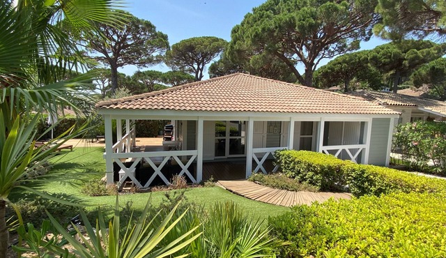 Charming chalet - Vacation village with swimming pool - 10 min from Saint-Tropez