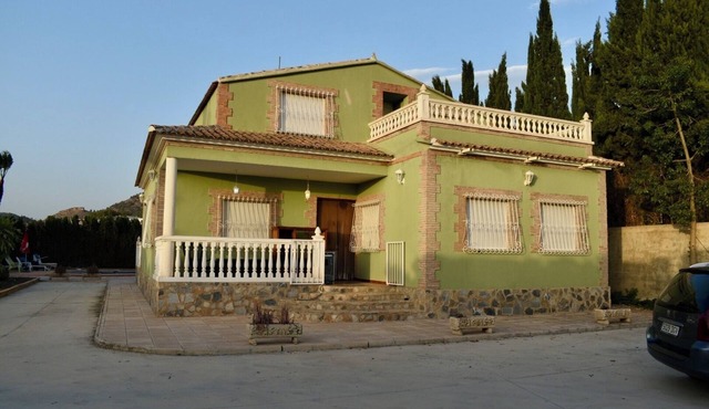 Charming chalet with 5 bedrooms and WiFi, AC in enchanting Pliego