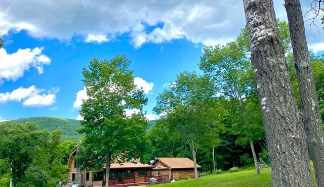 Charming chalet with 5 bedrooms and WiFi, fitness room in peaceful Roxbury