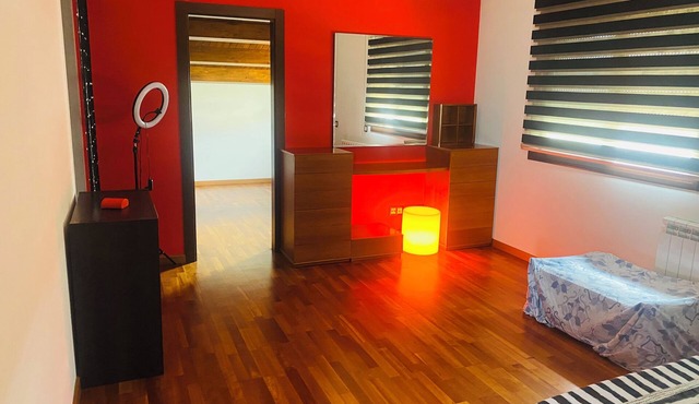Charming chalet with 4 bedrooms and WiFi, AC in tranquil Albinyana