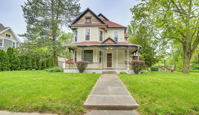 Charming Champaign Victorian w/Deck!