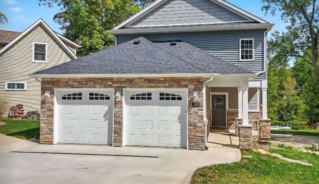 Charming Channel Cottage - Room for the entire family!