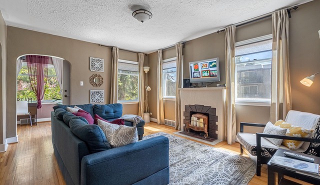 Charming Character 4 bedroom House, Private Pet-Safe XL Yard 5 minute Downtown