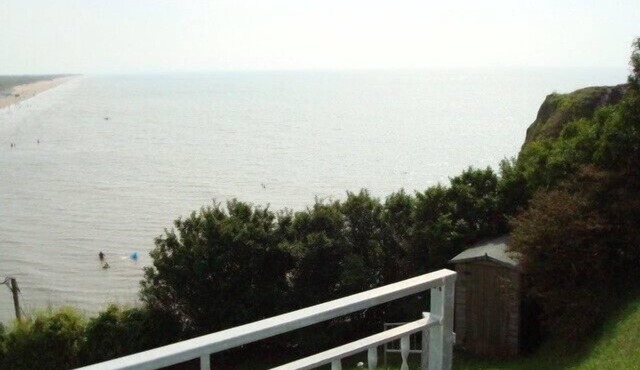 CHARMING CHARACTER COTTAGE WITH PANORAMIC VIEWS AND BEACH ACCESS 2 MIN WALK