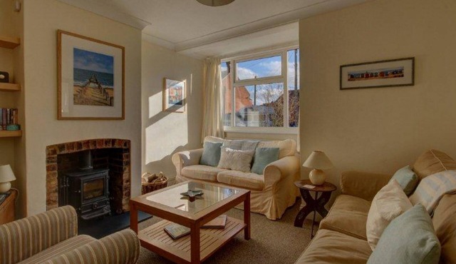 Charming Character Cottage with pretty gardens. 10 Minutes walk to beach.