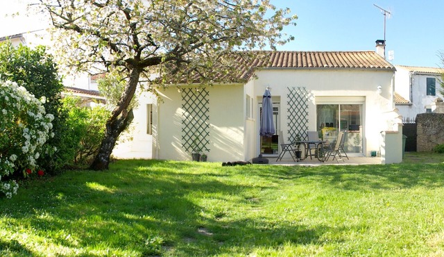 Charming Charentaise house with pretty enclosed garden, pets welcome