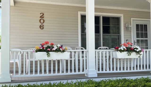 Charming Charlevoix Downtown Cottage - Weekly - Ideal Location with Central Air