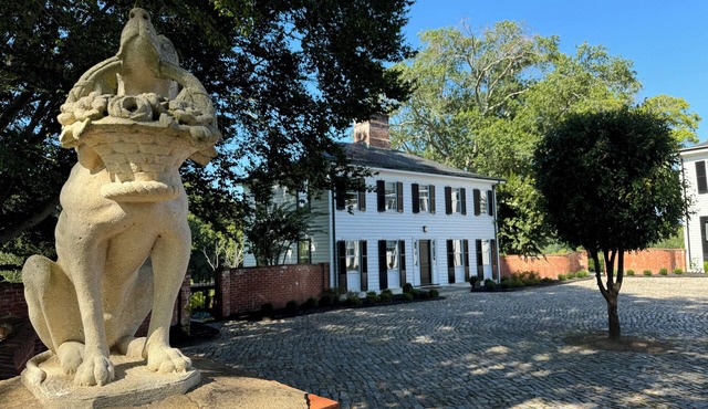 Charming Charlottesville 2 bedroom house with Pickleball, Pool & Bocce Ball