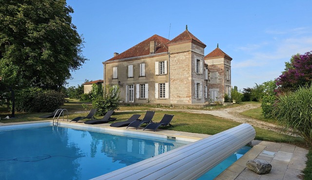 Charming chateau, spacious and pleasant. Heated swimming pool. Promos and discounts.