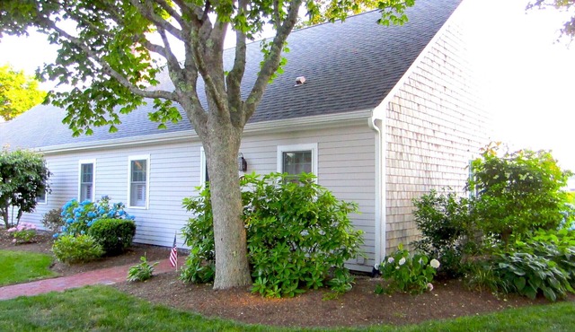 Charming Chatham condo - Oyster Pond views, pool, tennis court and water access