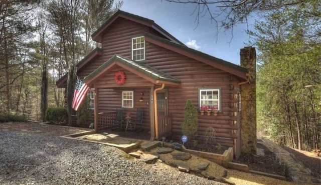 Charming Cherry Log Cabin Retreat — Cozy, Peaceful & Close to Blue Ridge