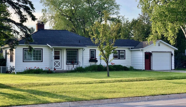 Charming Cherry Street Cottage. Golf And Beach.